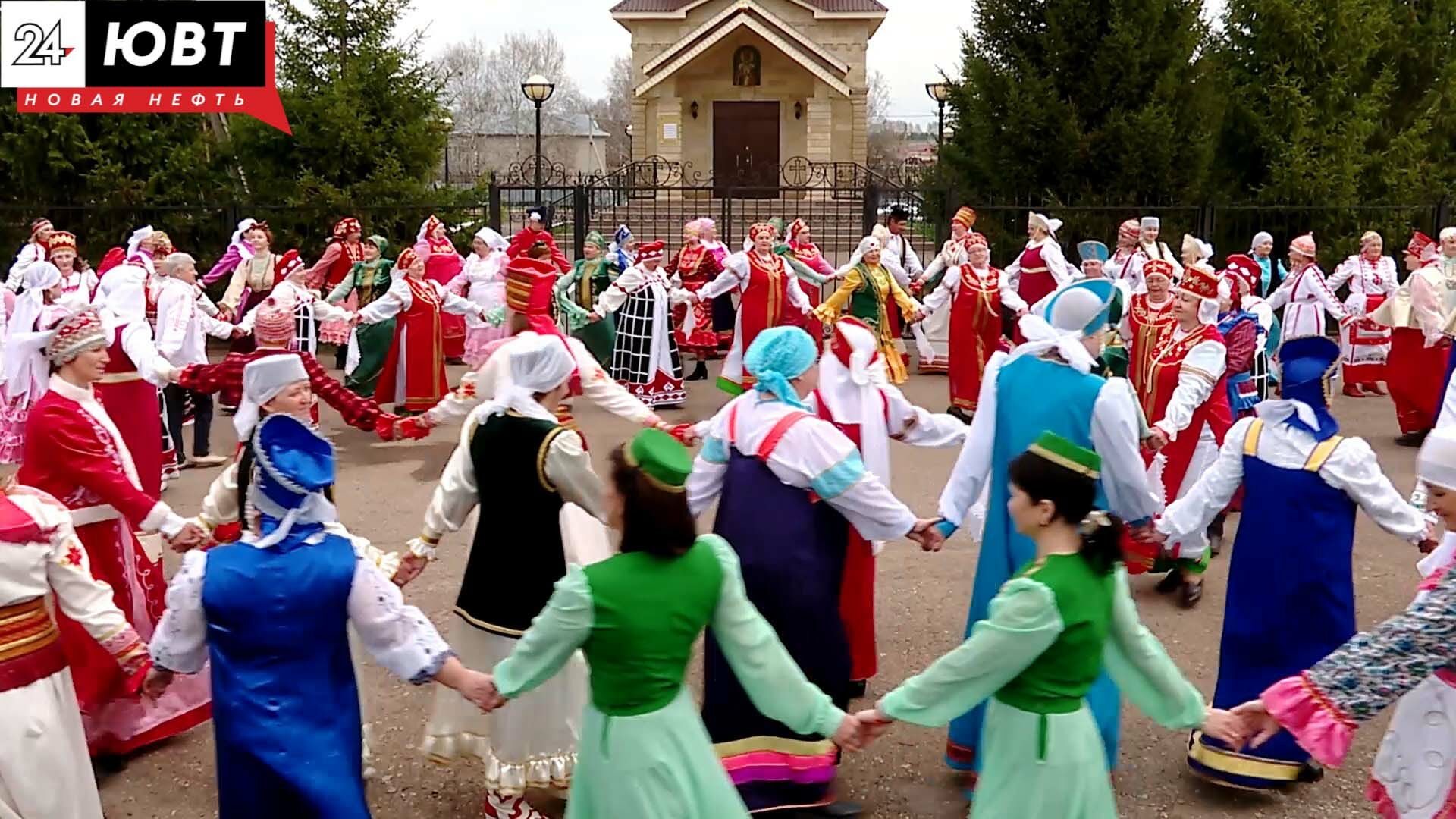 В Новоникольске водили хоровод единства больше сотни человек