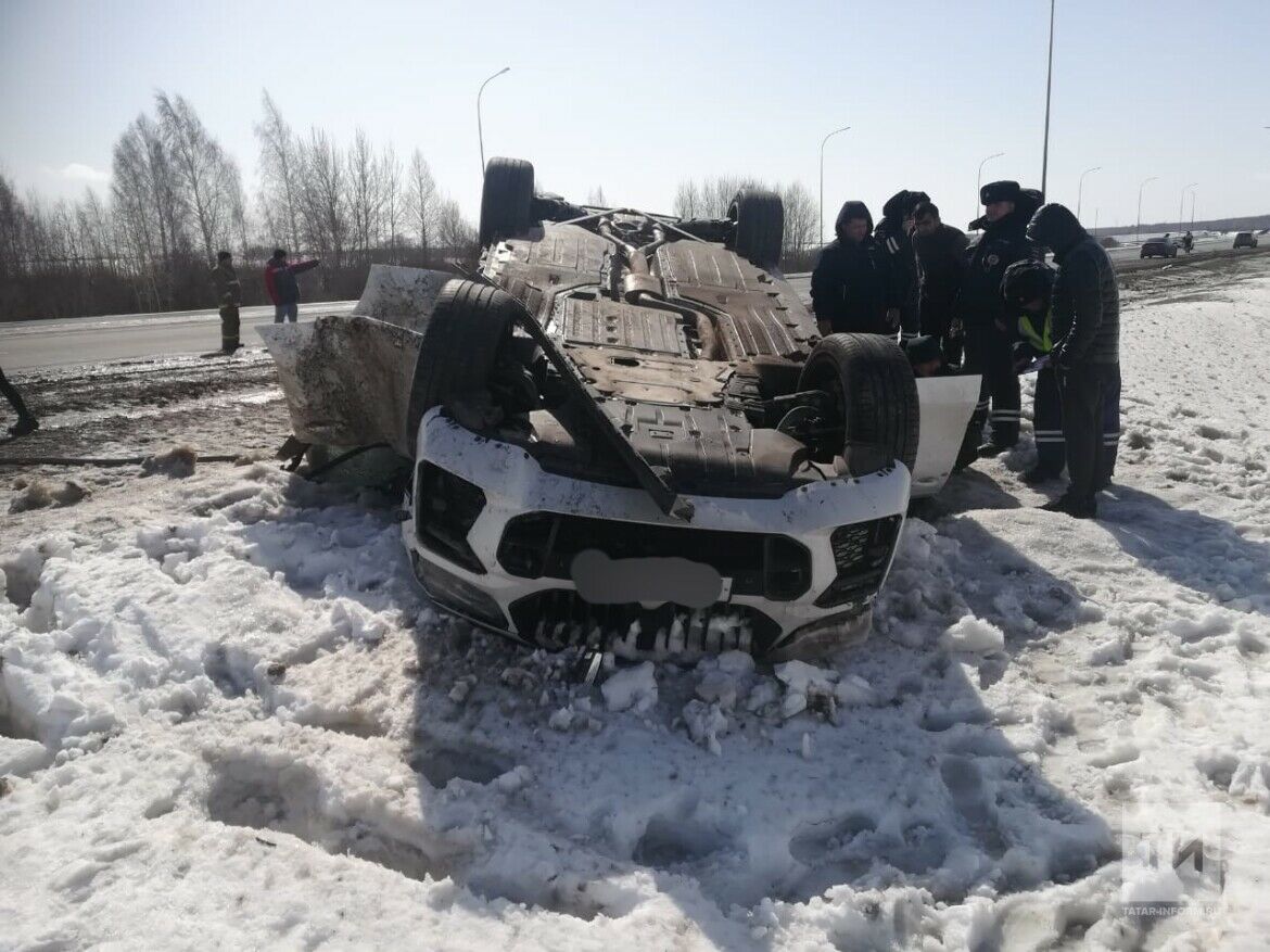 В Татарстане иномарка вылетела в кювет и приземлилась на крышу