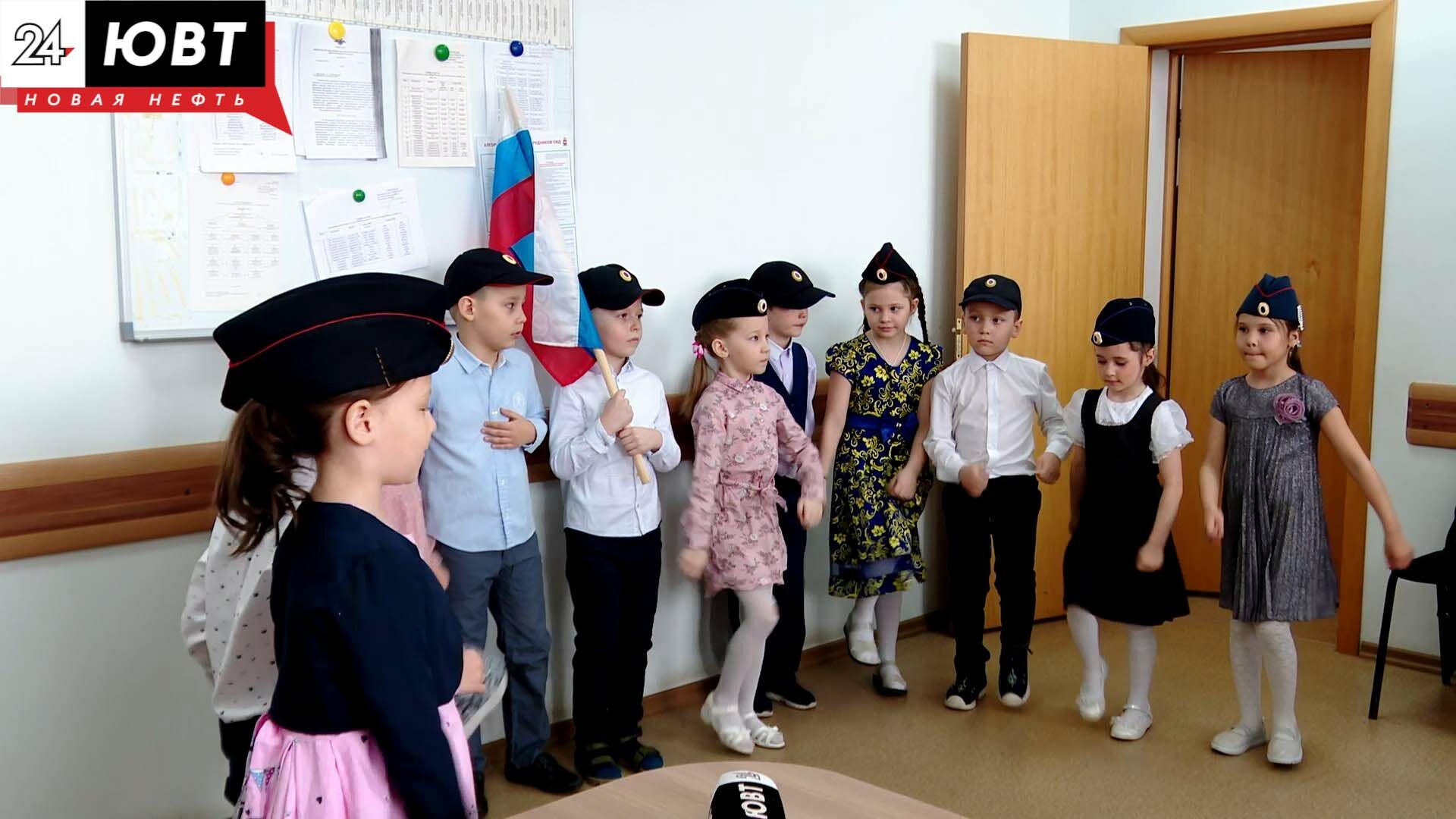 В Альметьевске сотрудников следственных органов поздравили с праздником воспитанники детского сада