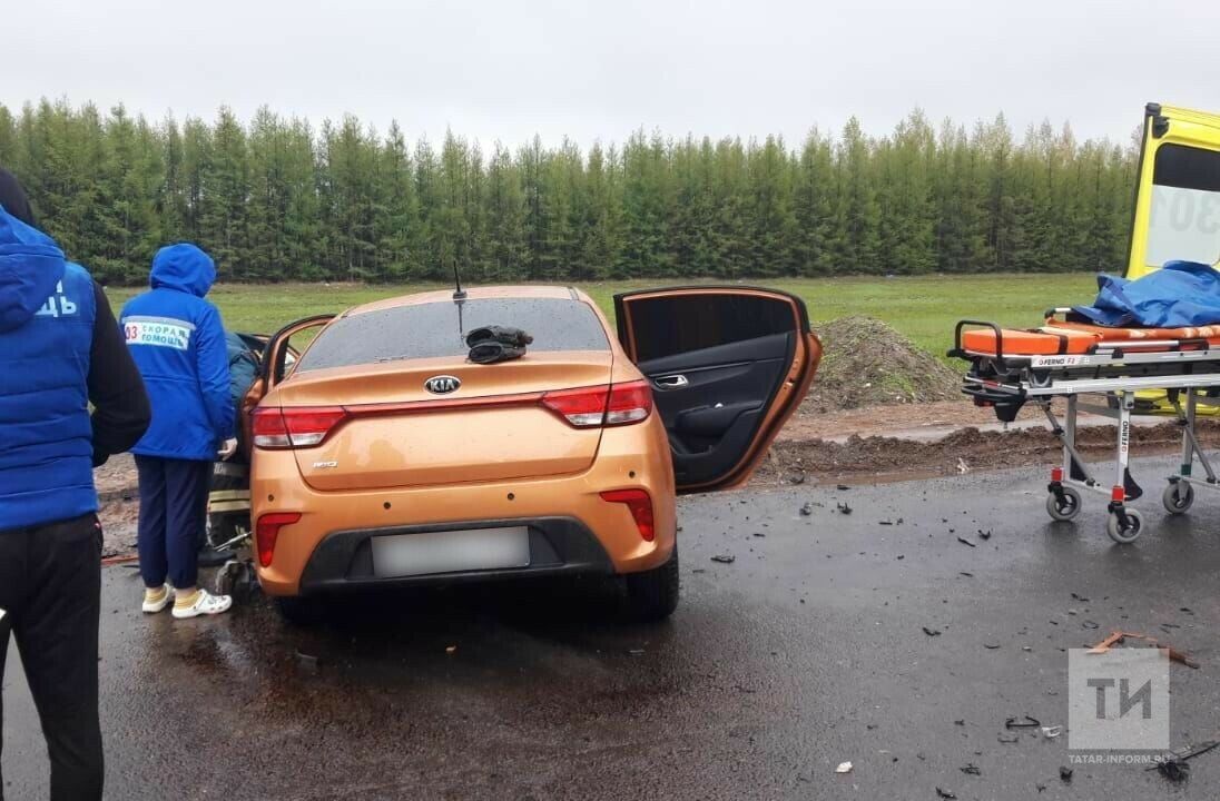 В Татарстане водитель легковушки уснул за рулем и влетел в фуру, пострадали два человека