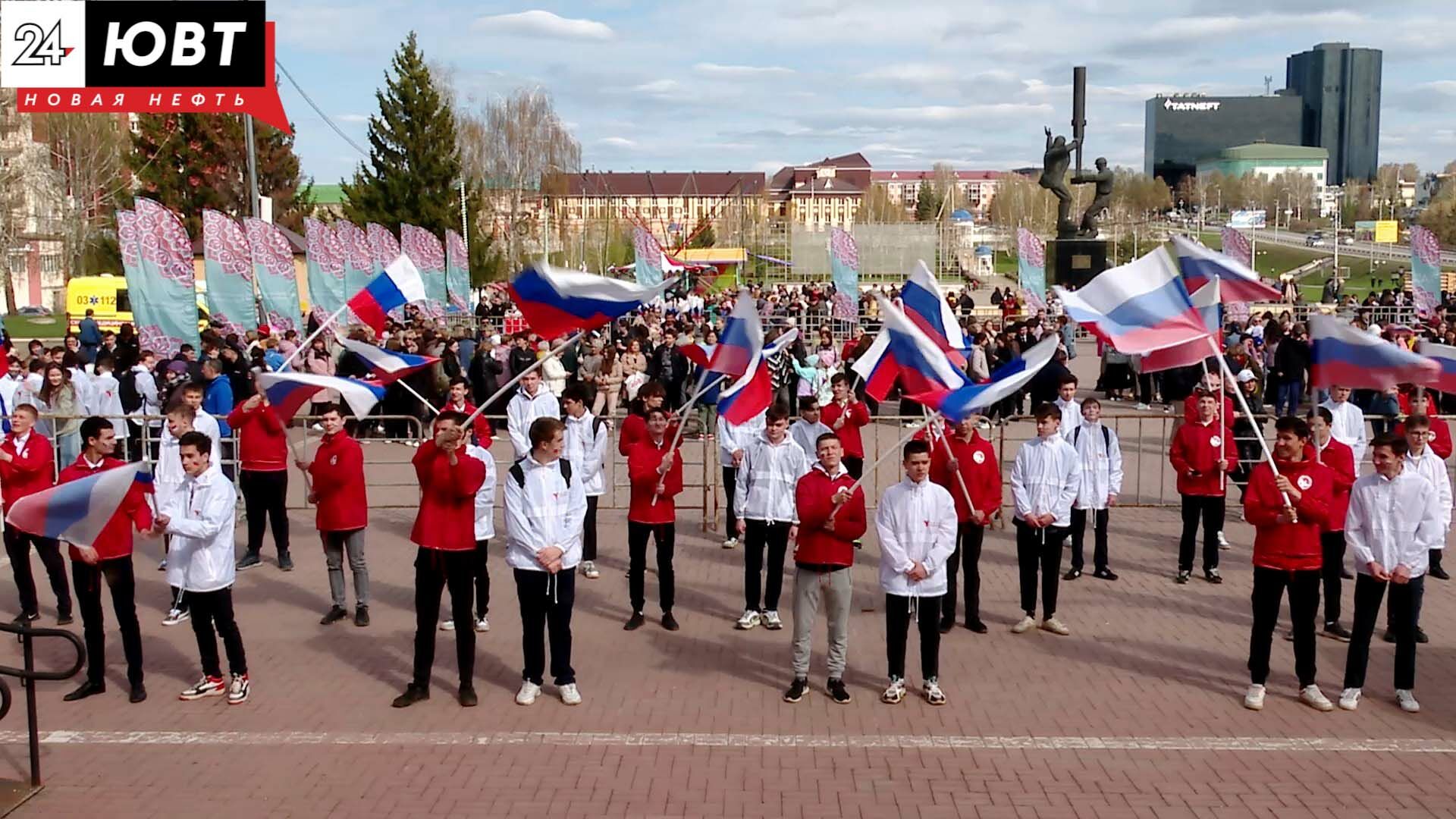 «За Россию»: артисты подарили альметьевцам 4 часа живой музыки под открытым небом