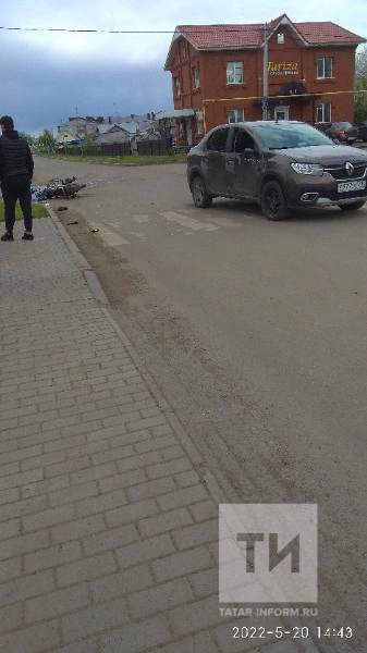 Подросток попал в больницу, влетев на мопеде в легковушку в Татарстане