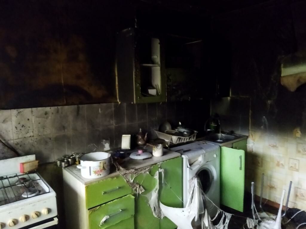 В Казани подожгли квартиру в жилом доме, огнеборцы спасли пятерых жильцов