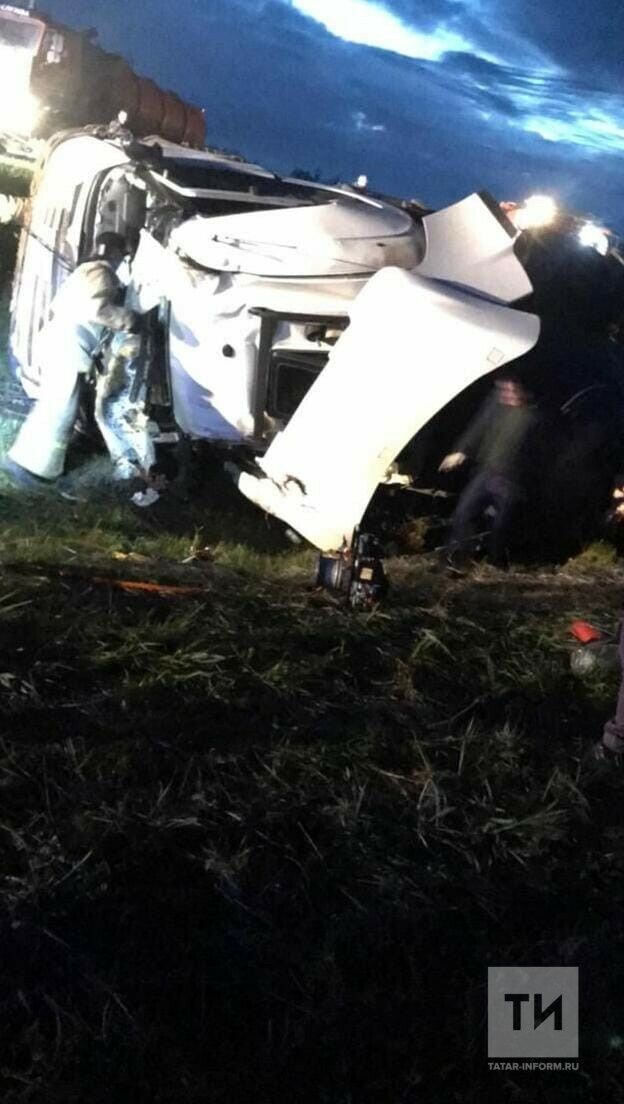 Фура вылетела с трассы в Ютазинском районе и завалилась на бок, пострадал водитель
