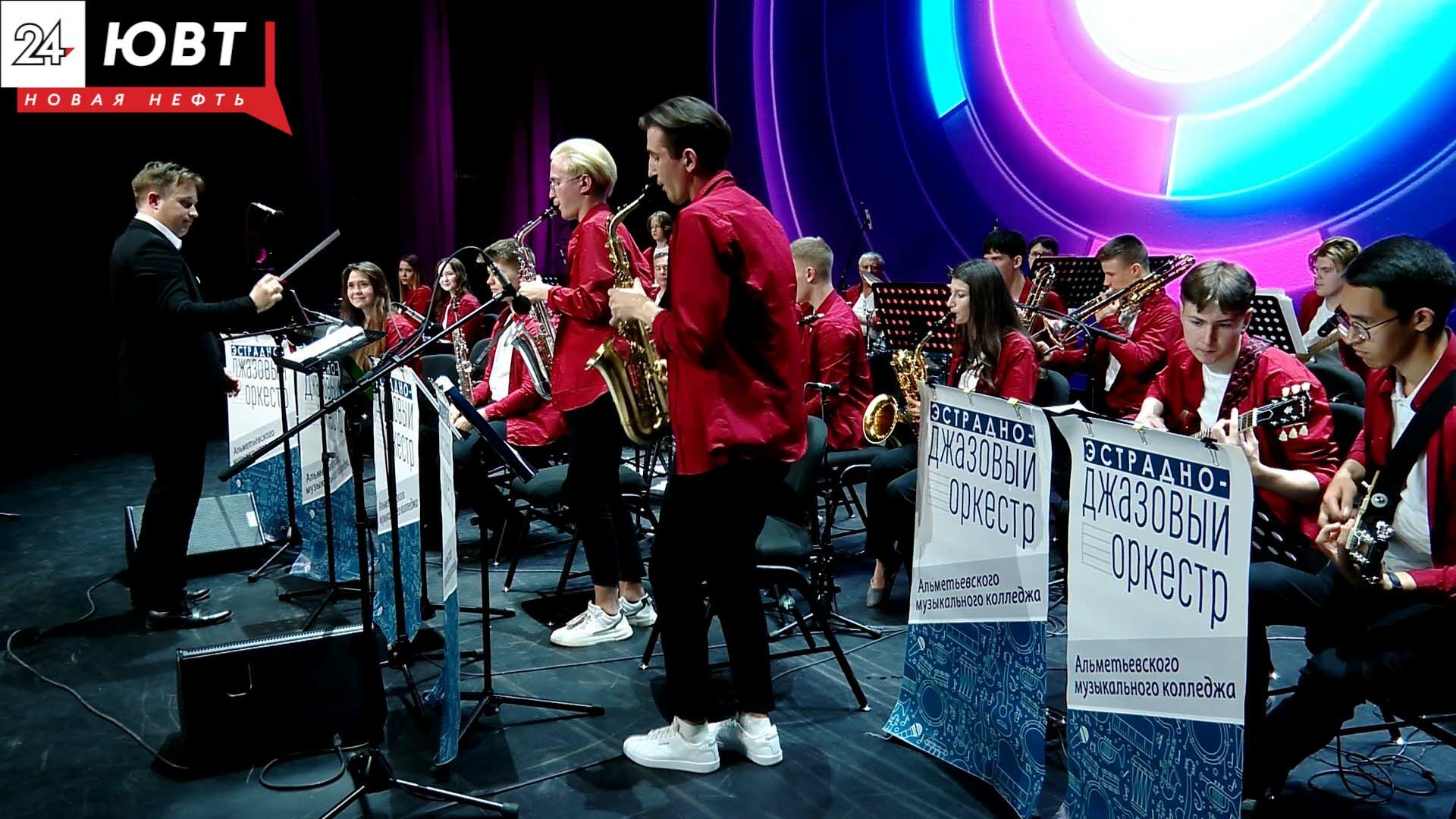 Эстрадно-джазовый оркестр Альметьевского музколледжа сыграл 19 композиций