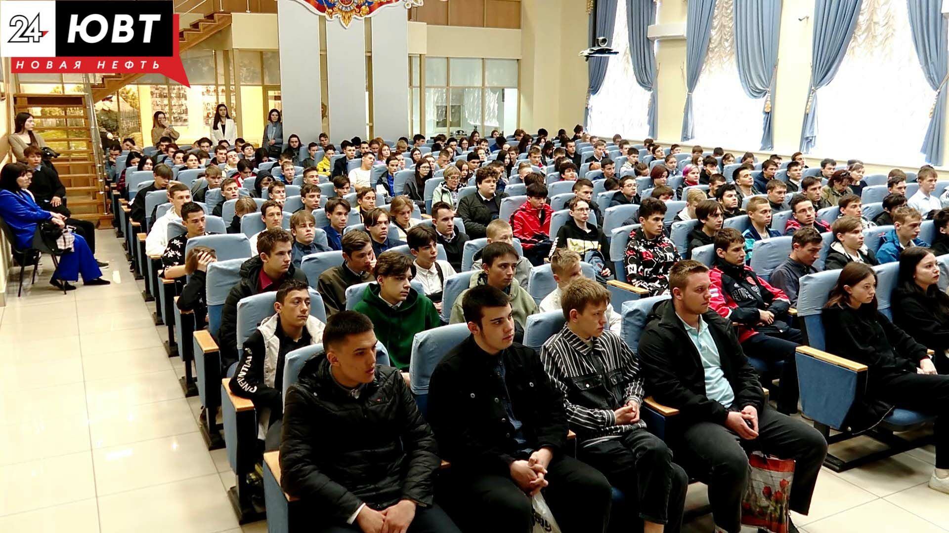 Альметьевским студентам рассказали о работе в МВД
