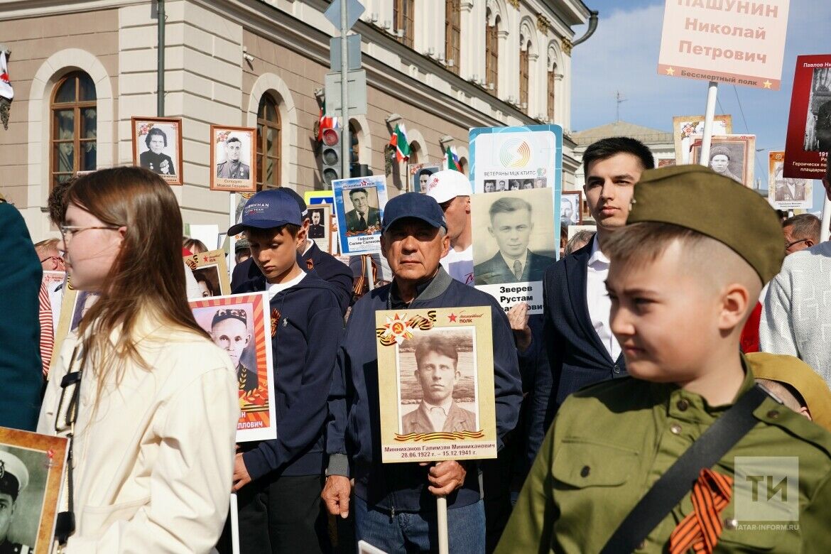 Рустам Минниханов вместе с сыном принял участие в шествии «Бессмертного полка»