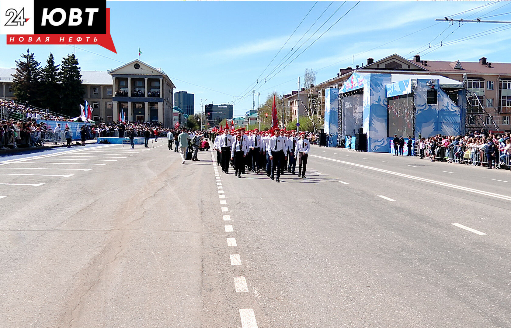 Сотни альметьевцев собрались на площади Ленина, чтобы отметить День Победы