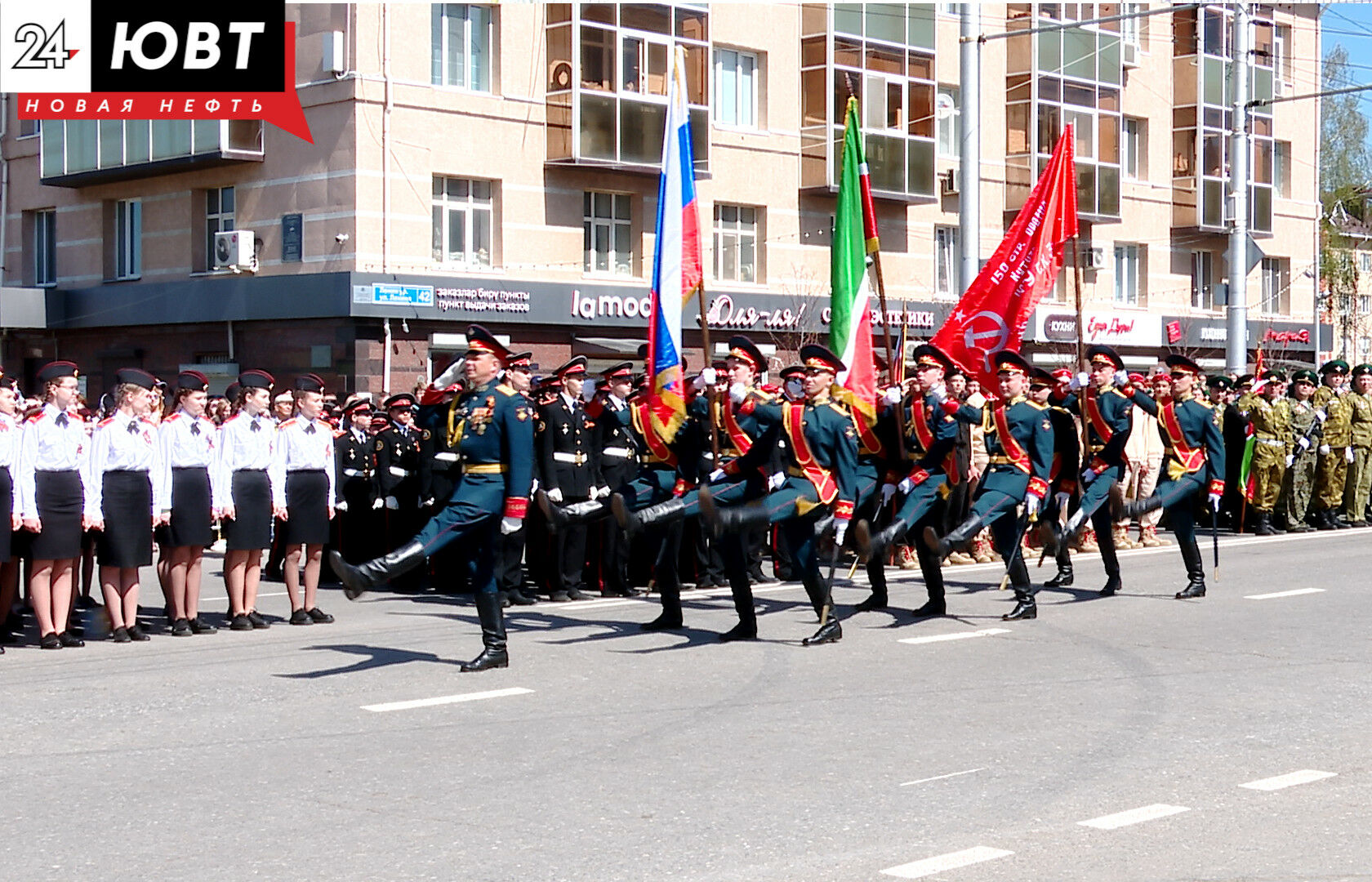 В Альметьевске прошел праздничный парад