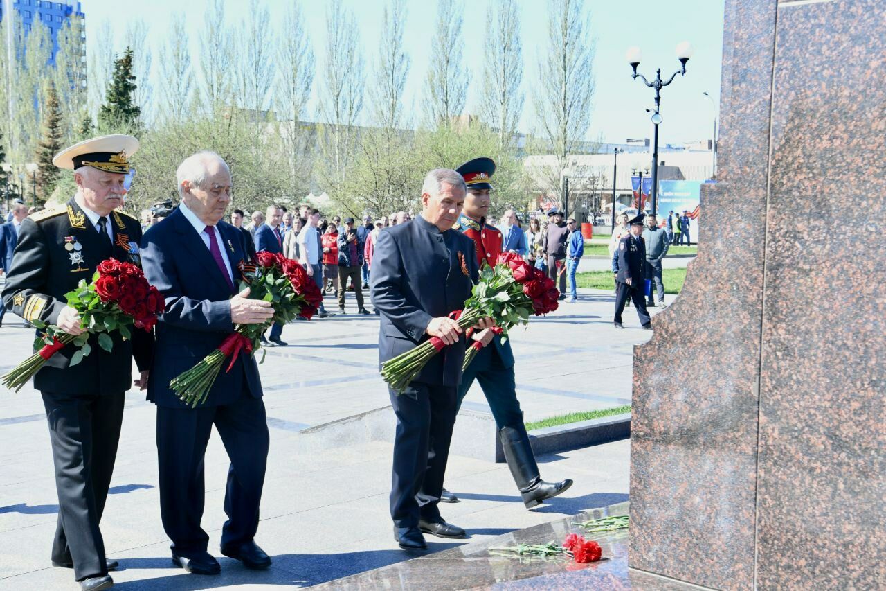 Рустам Минниханов возложил цветы к Вечному огню в казанском парке Победы