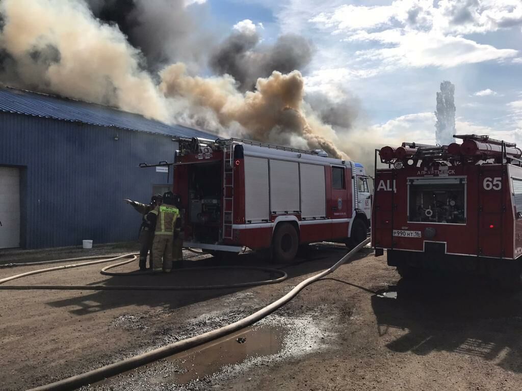 В Альметьевске пожар на складе тушат 60 человек и 15 единиц техники