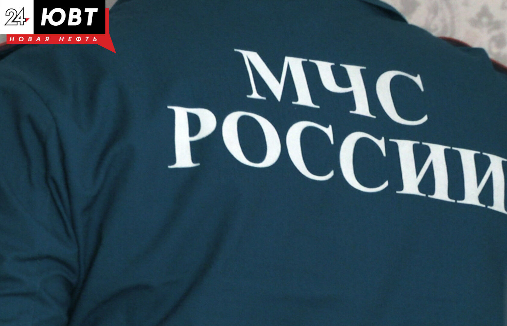 Сотрудники МЧС со всей страны поздравили россиян с Днем России флэшмобом