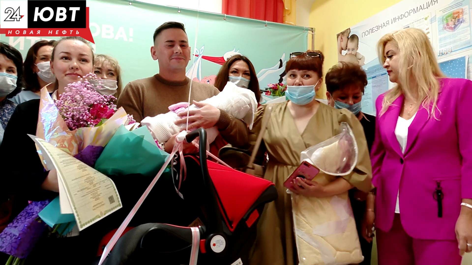 Первый подарок в жизни: новорожденные в Альметьевске получили автолюльки