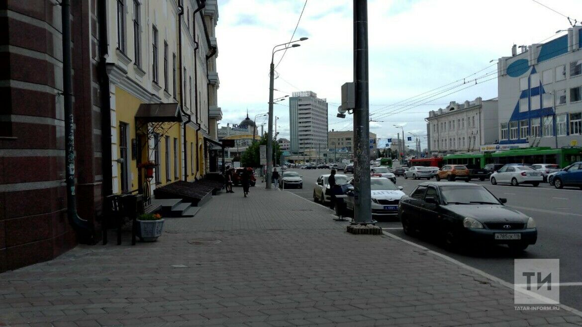 В Казани легковушка сбила пешехода на тротуаре