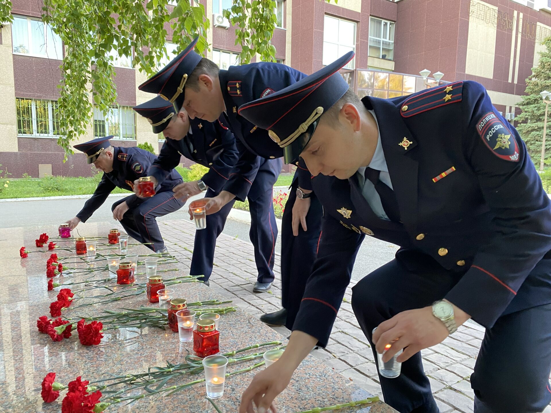В Альметьевске сотрудники полиции зажгли «Свечу памяти»