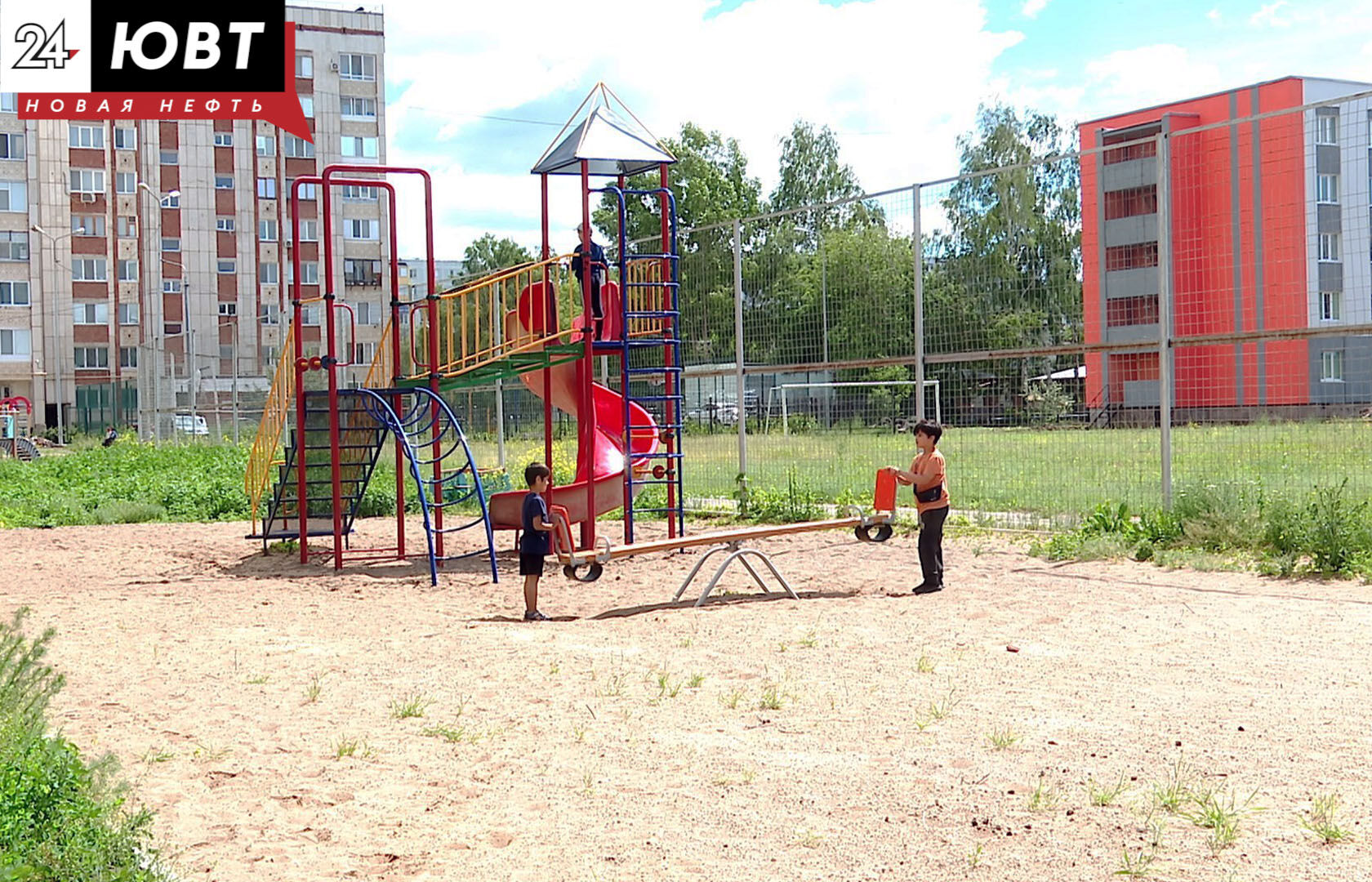 В Альметьевске местные жители второй год ждут возвращения детской площадки