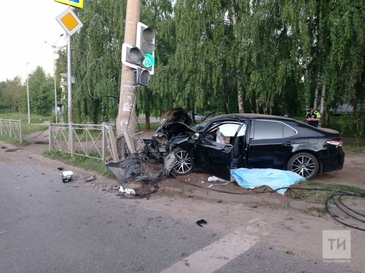 В Казани автомобиль влетел в светофор, погиб человек