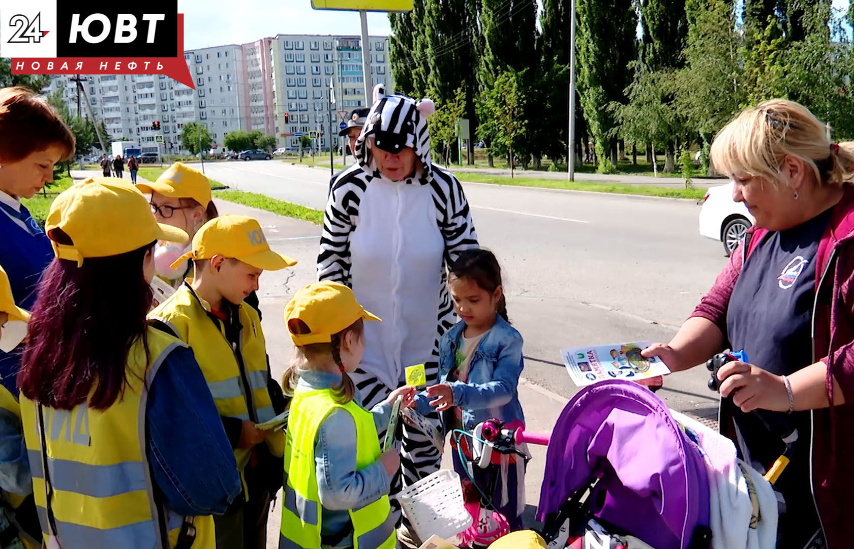 Юные дозорные вышли на дороги Альметьевска и устроили свой маленький экзамен пешеходам на знание ПДД