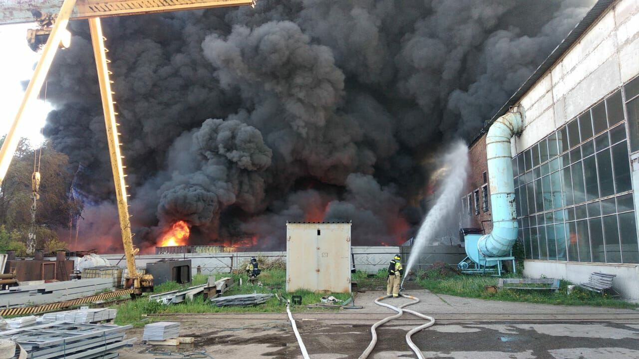 В Набережных Челнах потушили пожар на складе