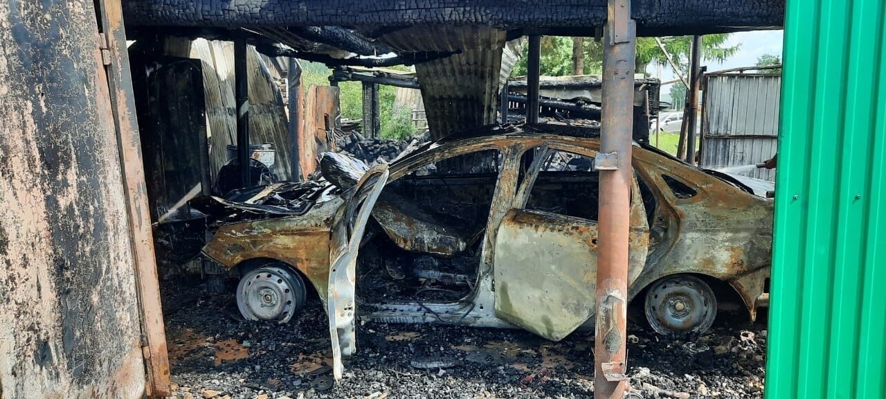 В Альметьевском районе сгорели сарай и гараж с находящимся внутри автомобилем