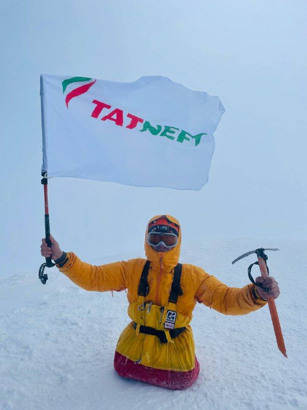 Флаг «Татнефти» на Казбеке: Рустам Набиев поднялся на гору на одних руках