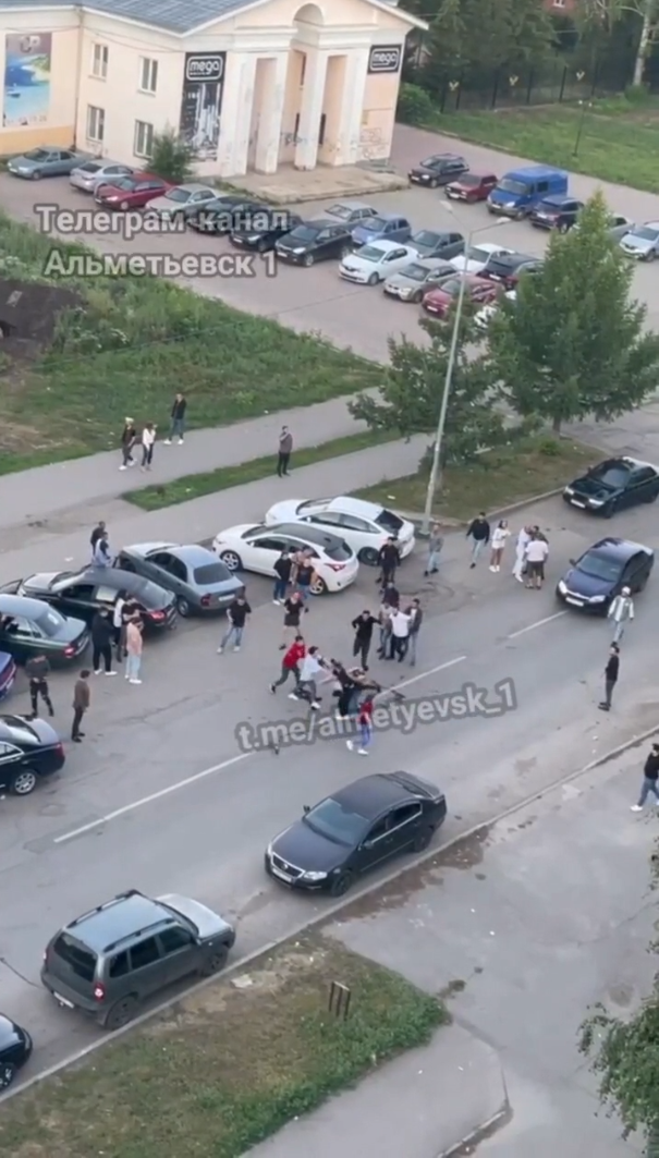 Полицейские проводят проверку после того, как в соцсетях появилось видео с массовой дракой в Альметьевске