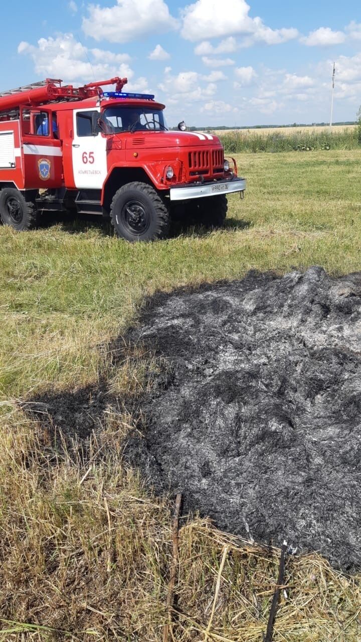 В Альметьевском районе огонь уничтожил 4 тюка сена