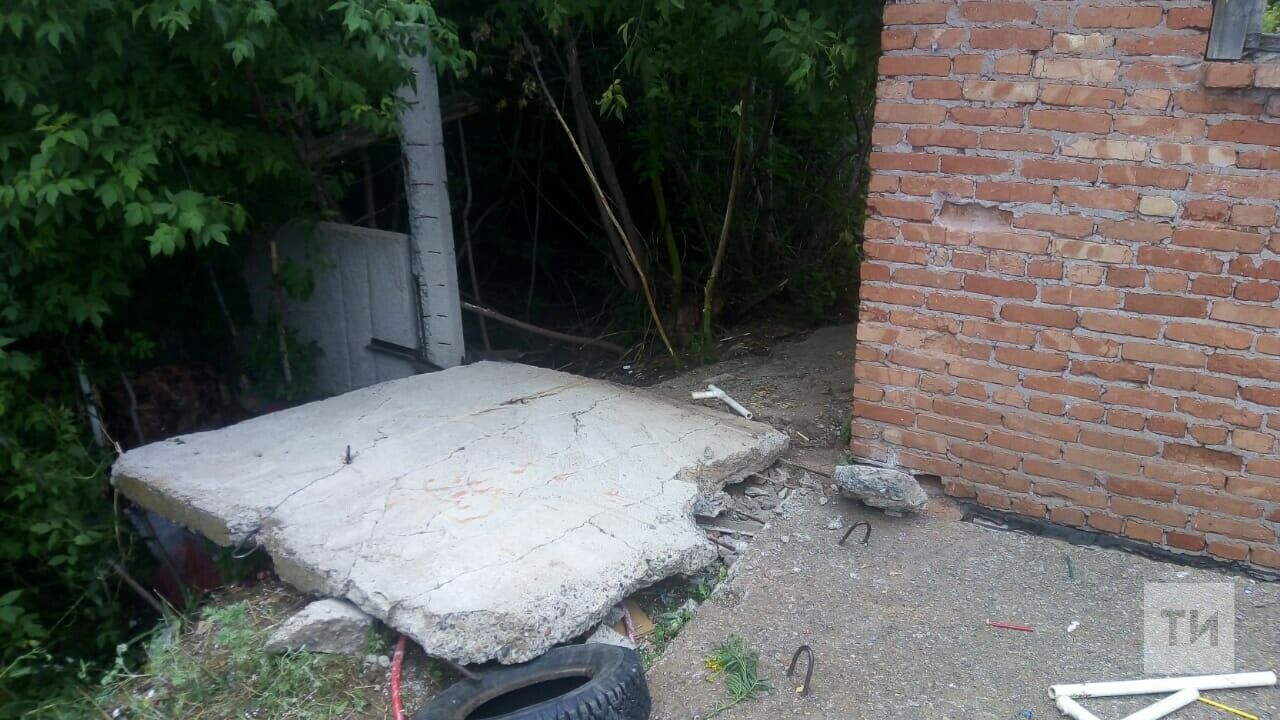 В Бугульме на 8-летнюю девочку упала бетонная плита и придавила насмерть