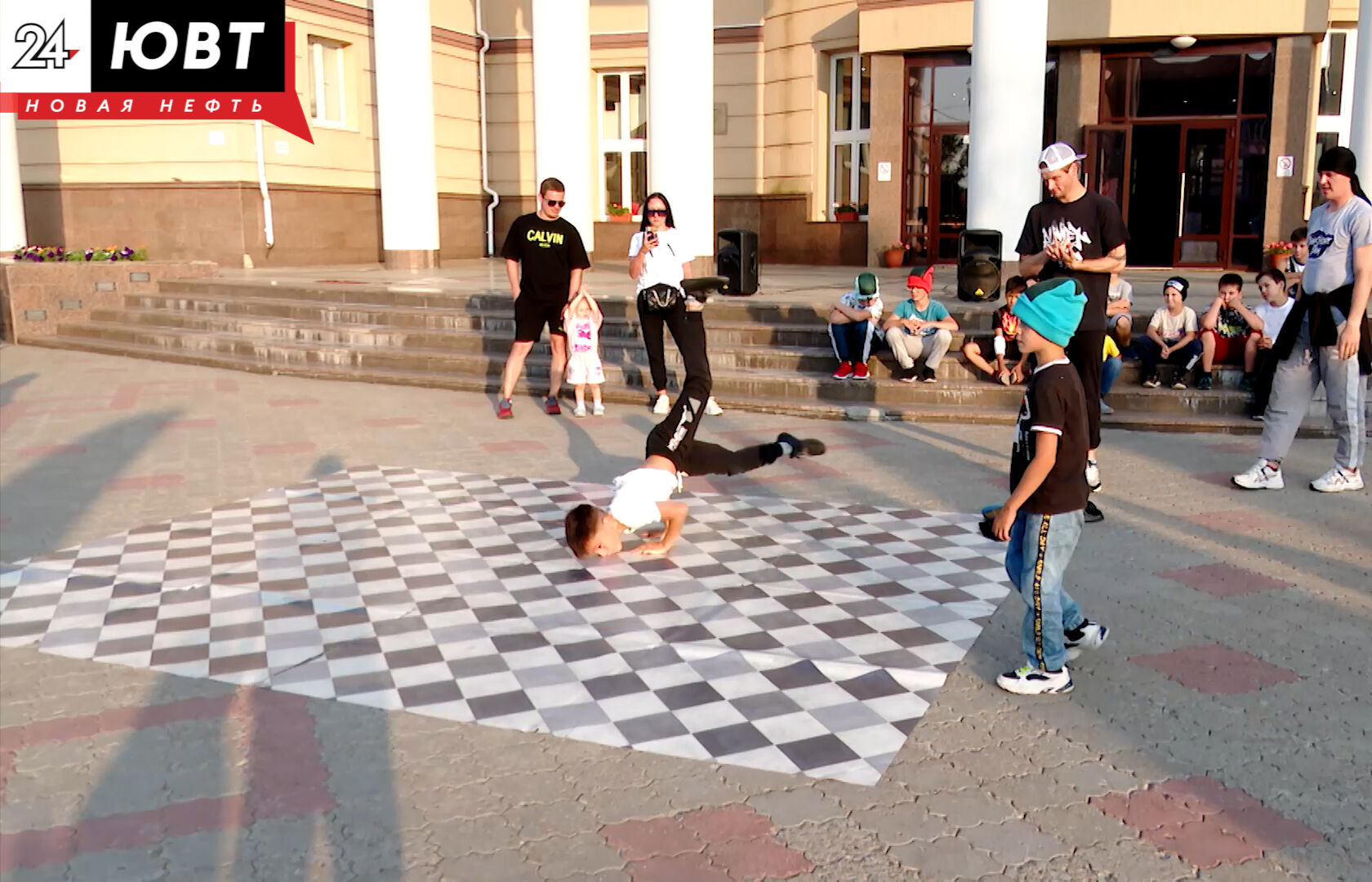 На площади перед Молодёжным центром в Альметьевске каждую среду проходят развлекательные вечера