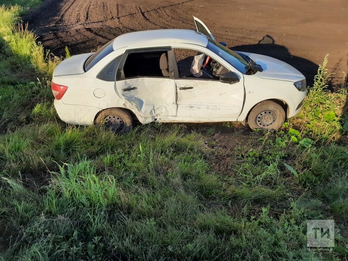 В Татарстане два автомобиля вылетели с трассы