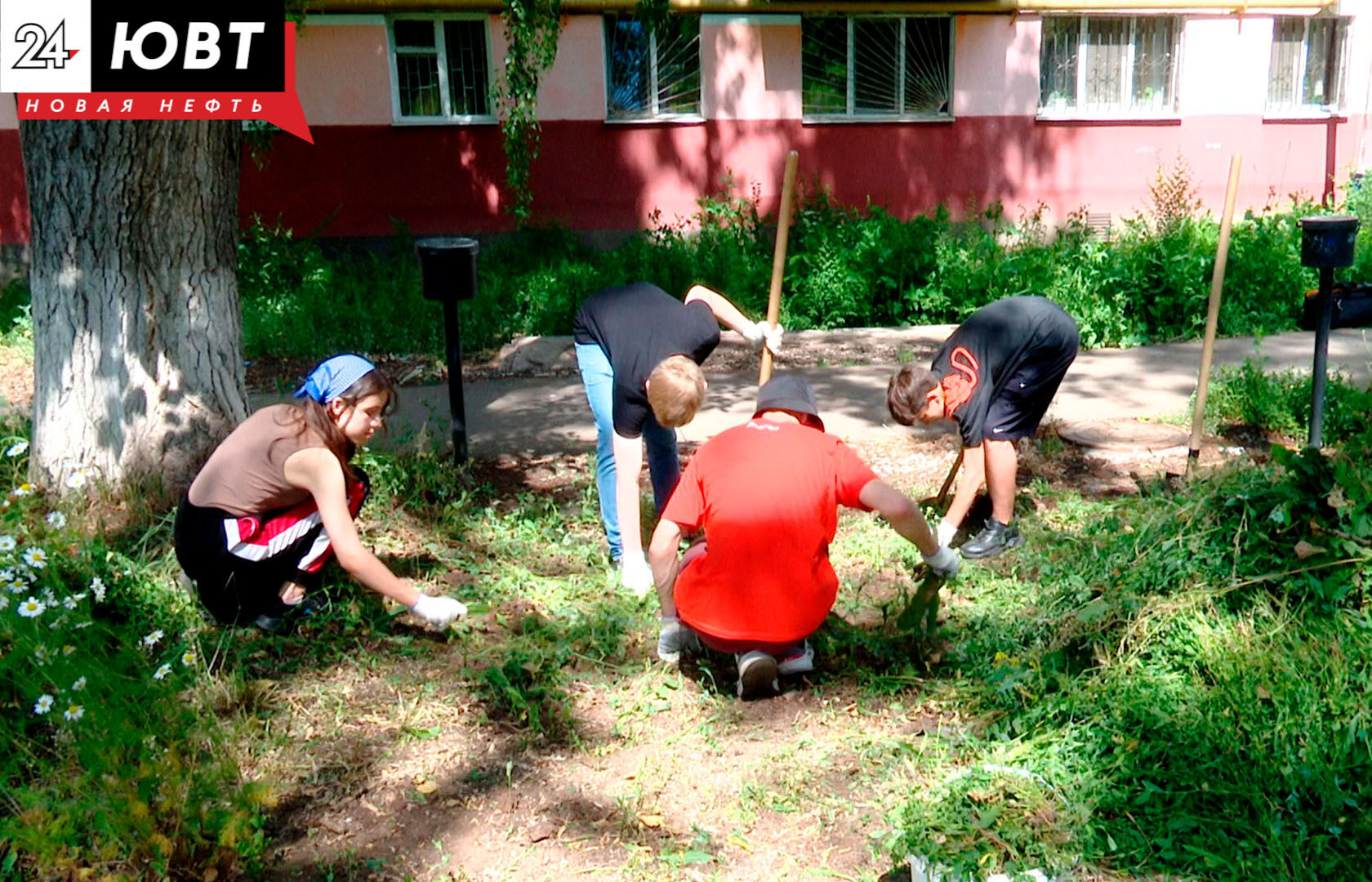 Работа для подростков: в Альметьевске Центр занятости трудоустраивает школьников во время каникул