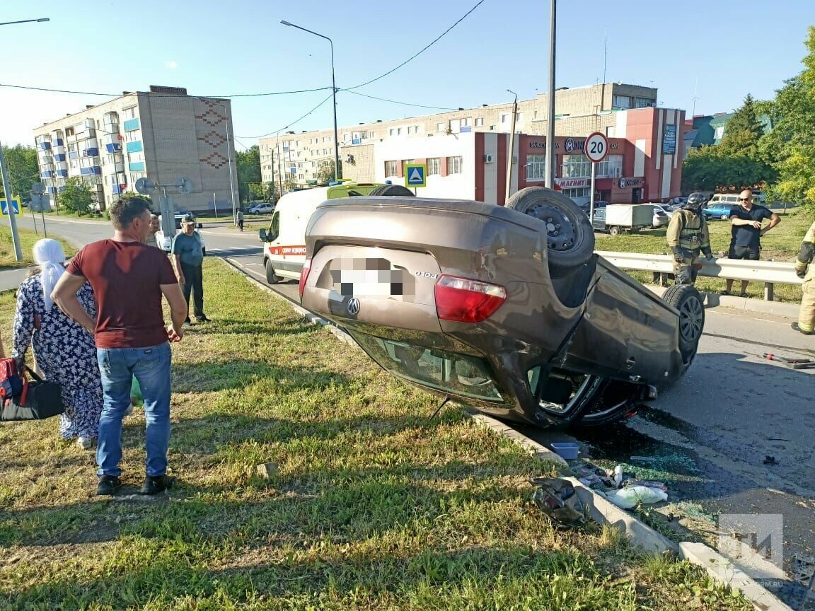 Легковушка опрокинулась на крышу: в Лениногорске в ДТП пострадали два человека