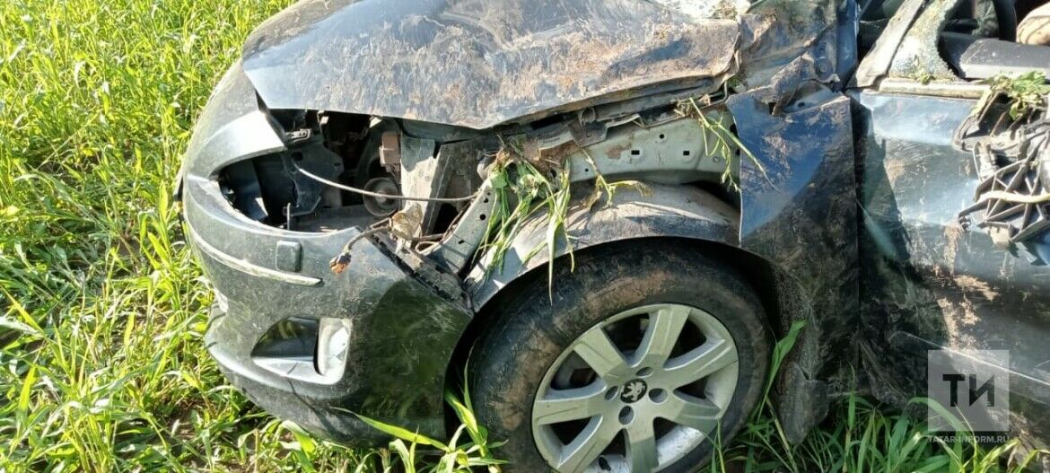 В Татарстане автомобиль вылетел в кювет, пострадали женщина и ребенок