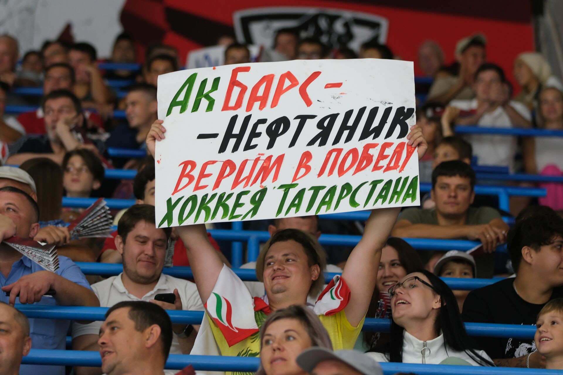 Подарили болельщикам праздник хоккея: в Альметьевске прошла благотворительная игра между «Ак барсом» и «Нефтяником»