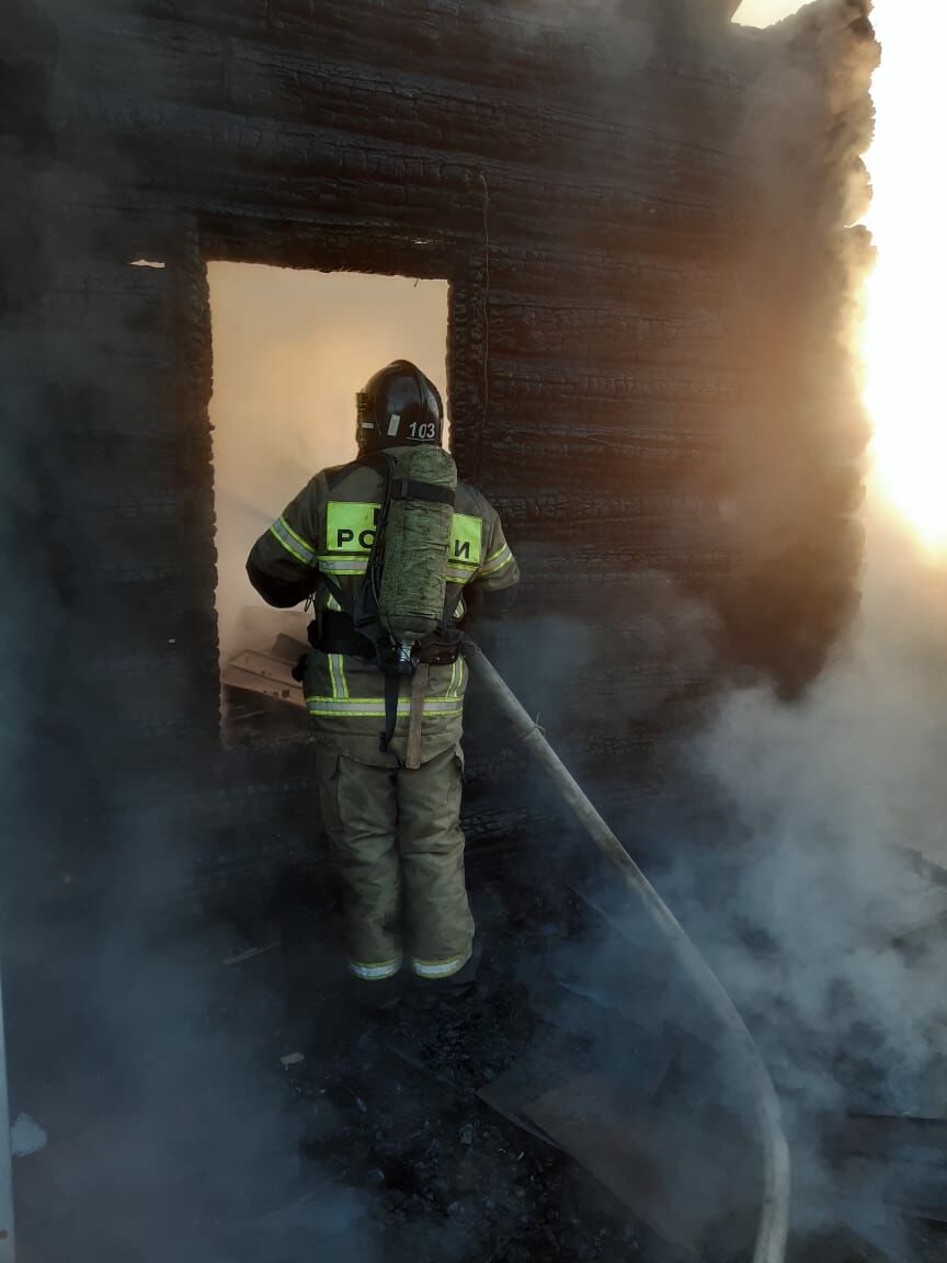 В Татарстане рано утром мужчина выбежал из загоревшегося дома, услышав звук пожарного извещателя