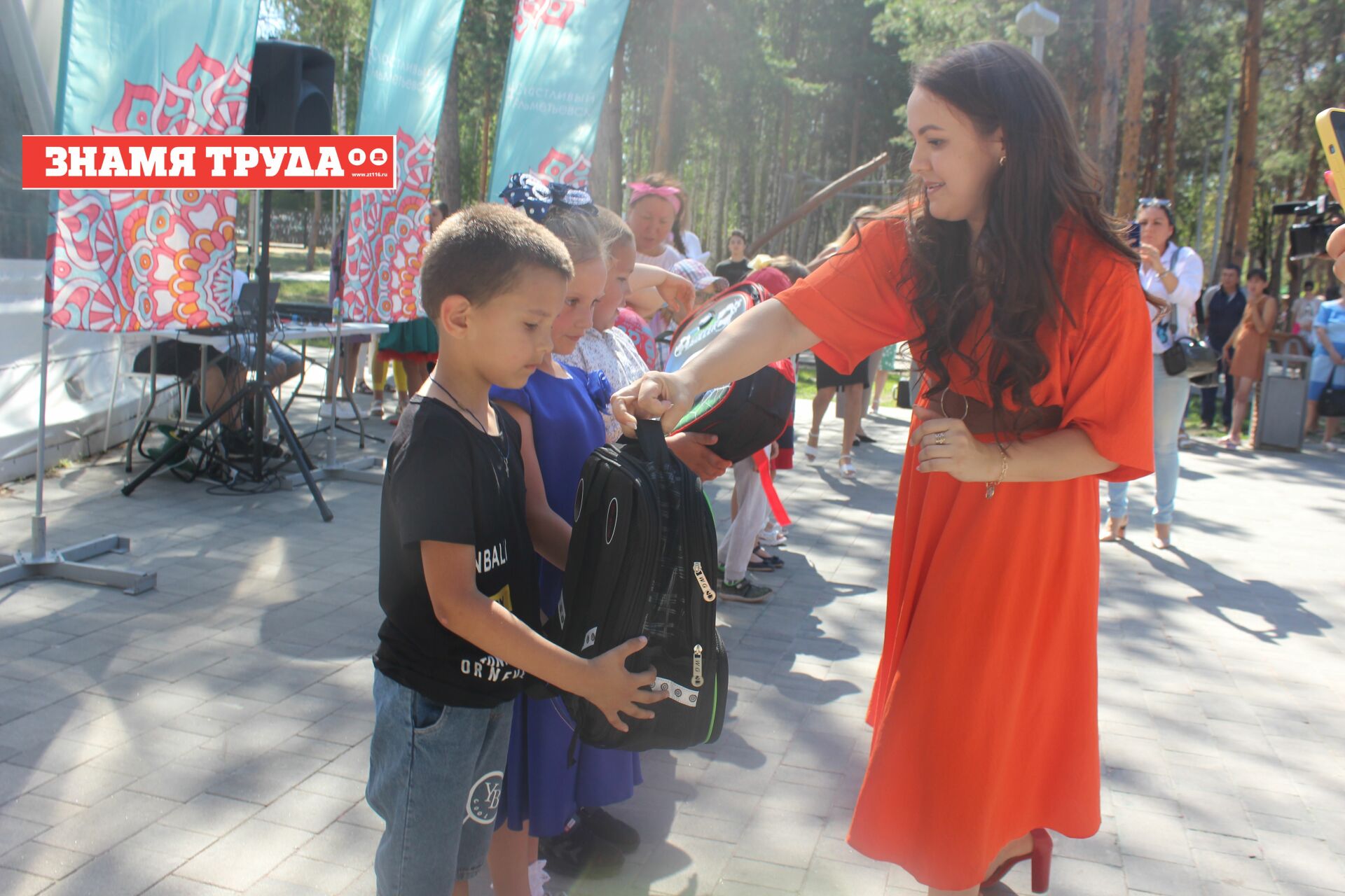 С ранцем в руках, с верой в будущее: в Альметьевске стартовала акция «Помоги собраться в школу»