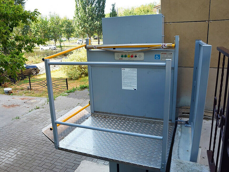 В Татарстане по просьбе жителей установили электрический подъемник для людей с ОВЗ
