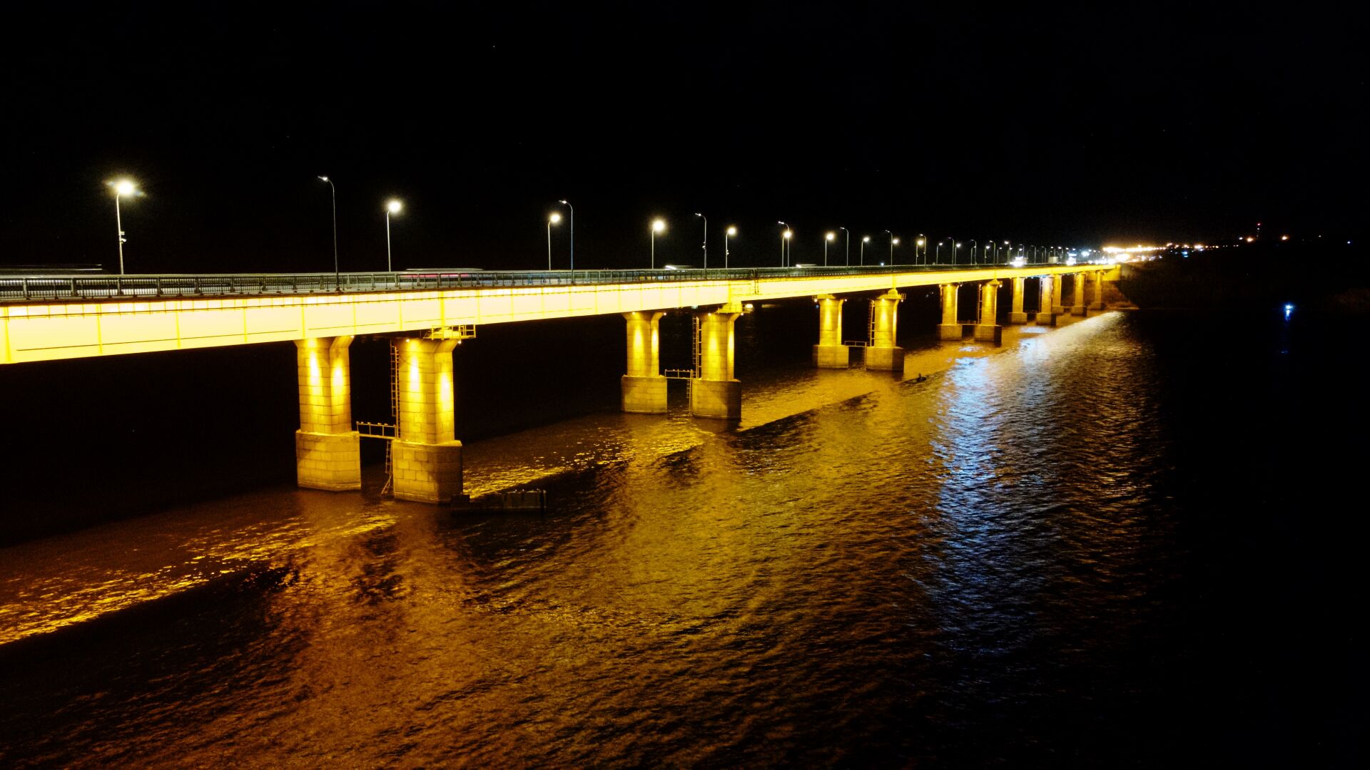 На мосту через Волгу на трассе М7 в Татарстане установили архитектурную подсветку