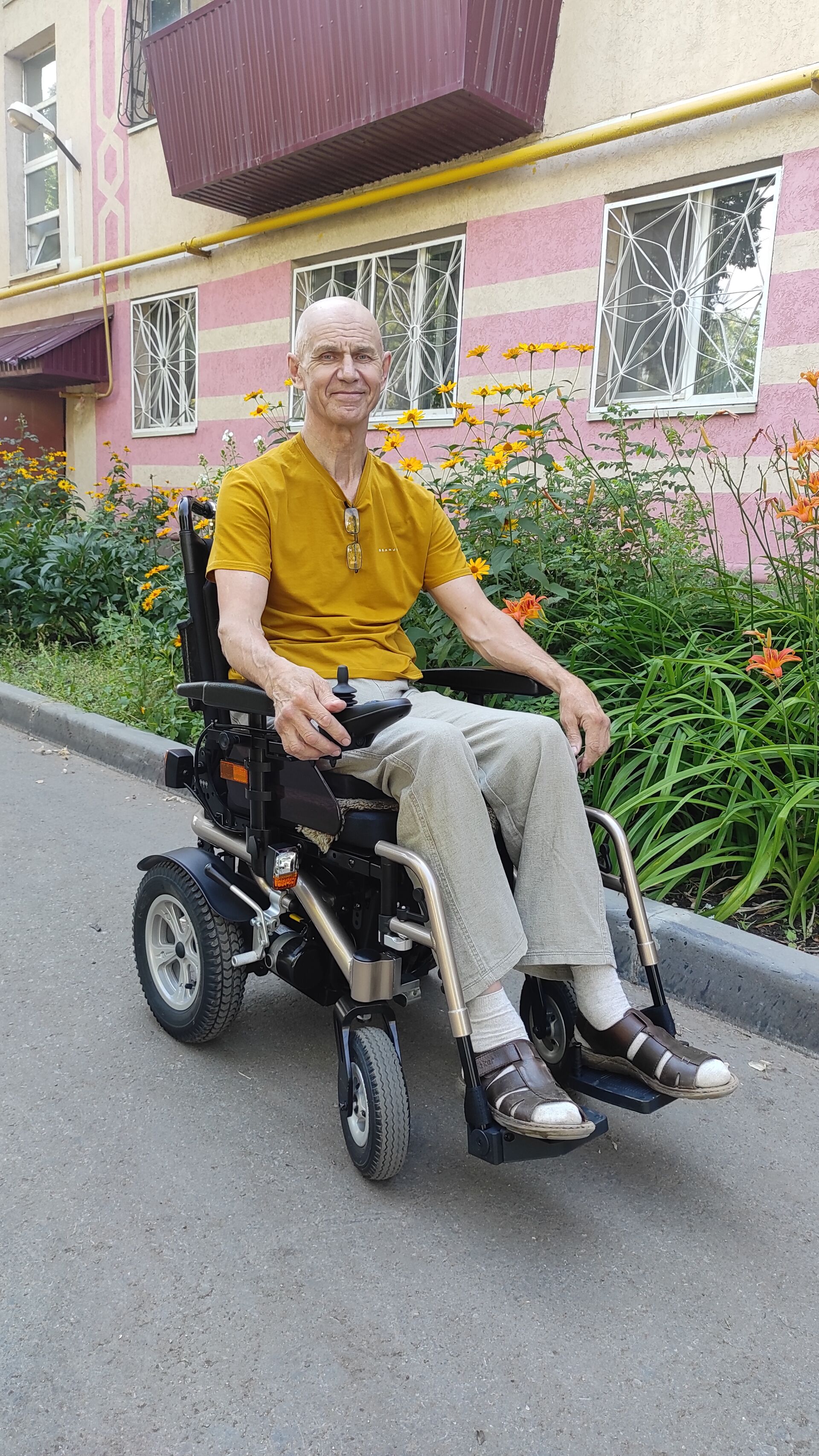 Анатолий Белов получил коляску с электроприводом, о которой давно мечтал