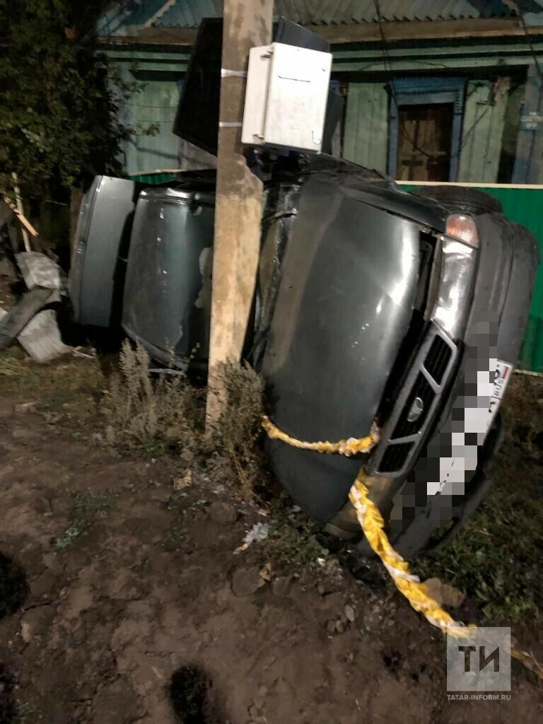 Авто застряло между столбом и забором дома: в Лениногорском районе в результате ДТП погибла девушка