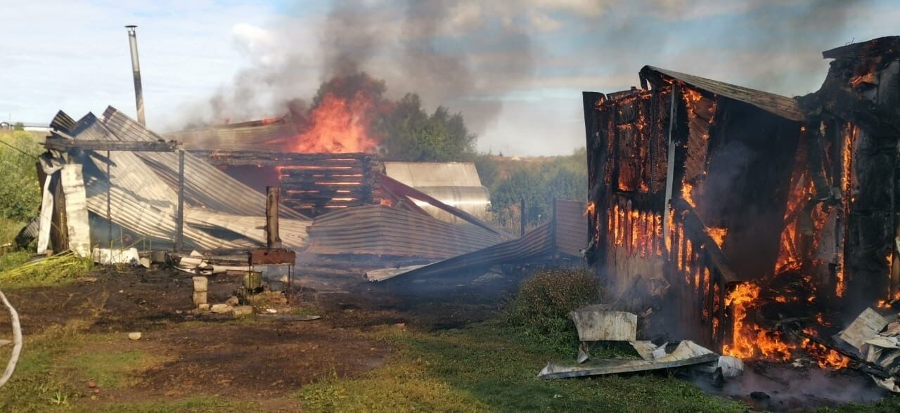 В Альметьевском районе полностью сгорели частный дом и баня