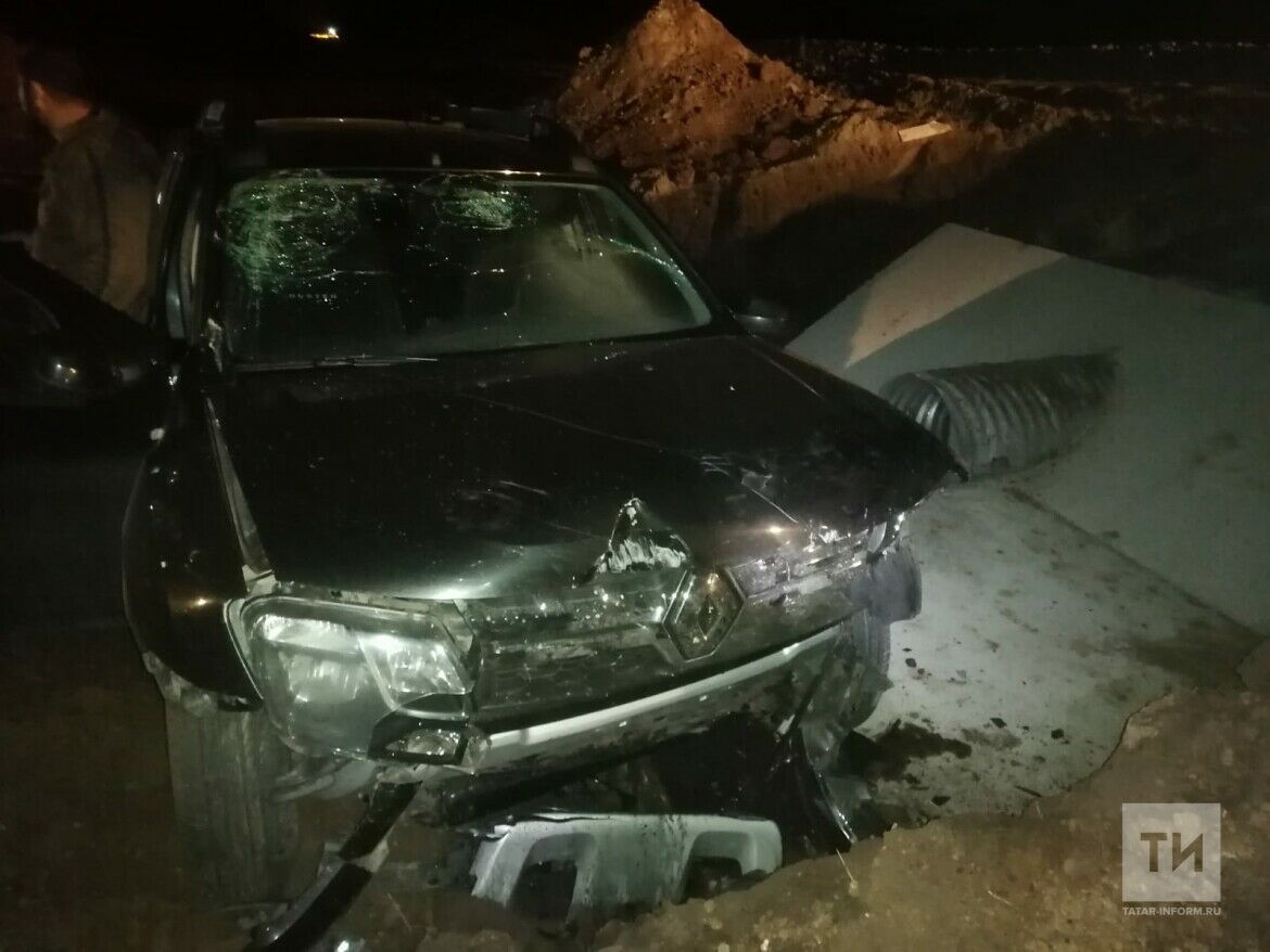 В Татарстане автомобиль вылетел с дороги в ливневую яму, пострадали три человека