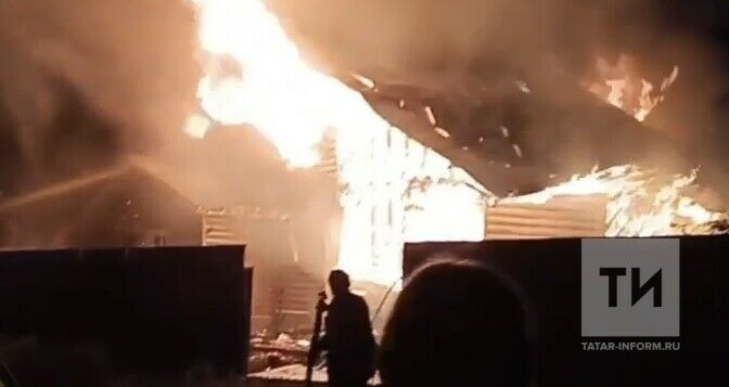 В Пестречинском районе полностью сгорели жилой дом и баня