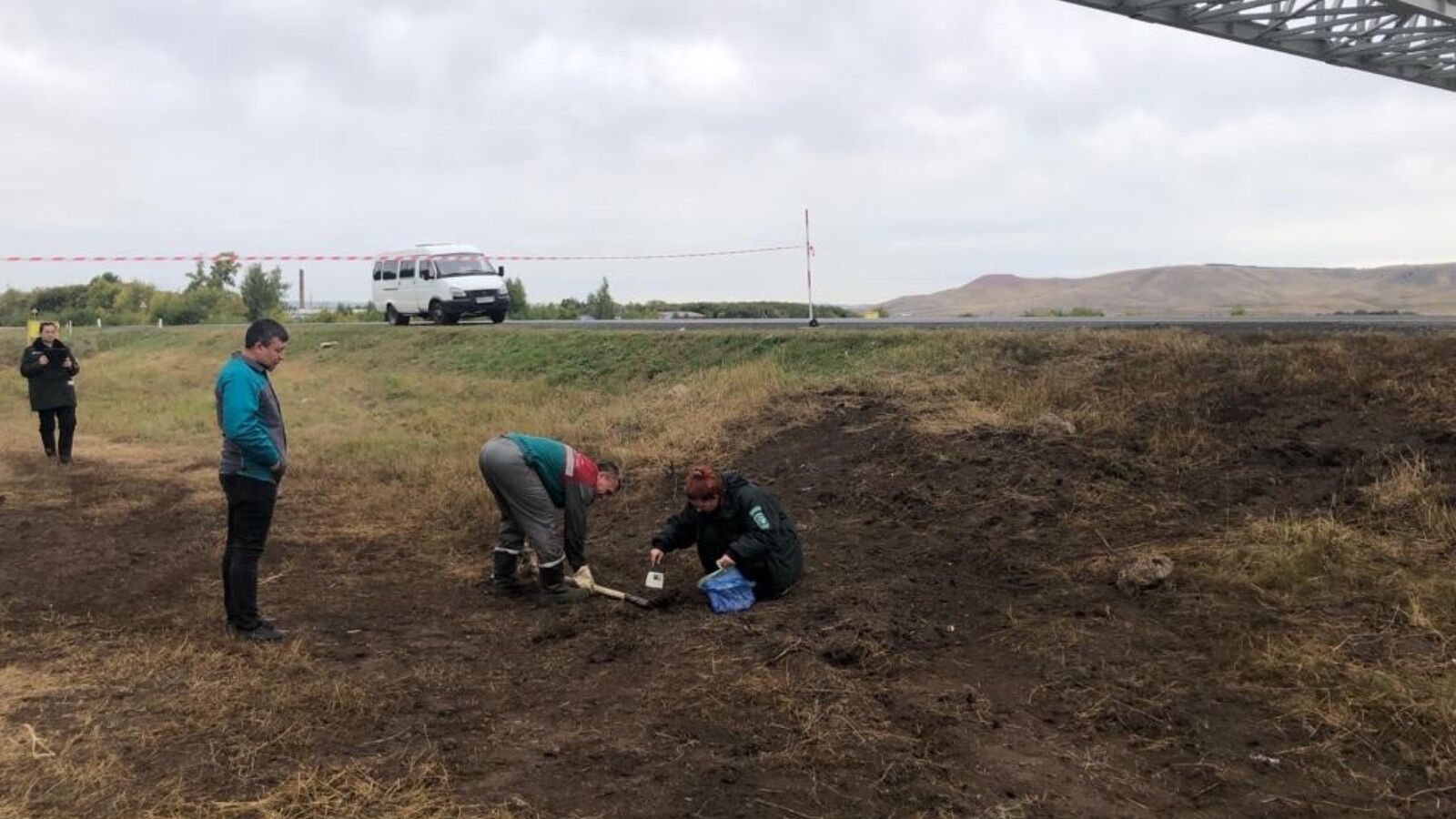 Экологи отобрали пробы почвы на месте ДТП в пгт Нижняя Мактама
