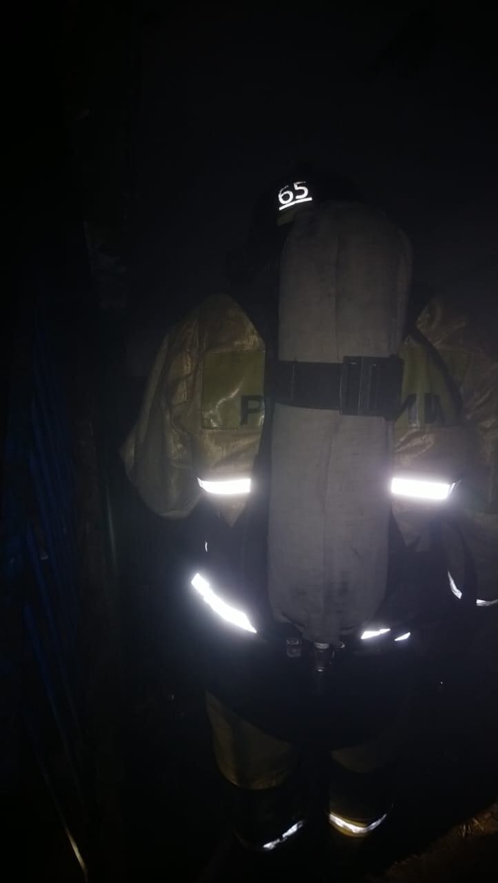 В Альметьевске пожарные спасли мужчину из горящего подвала
