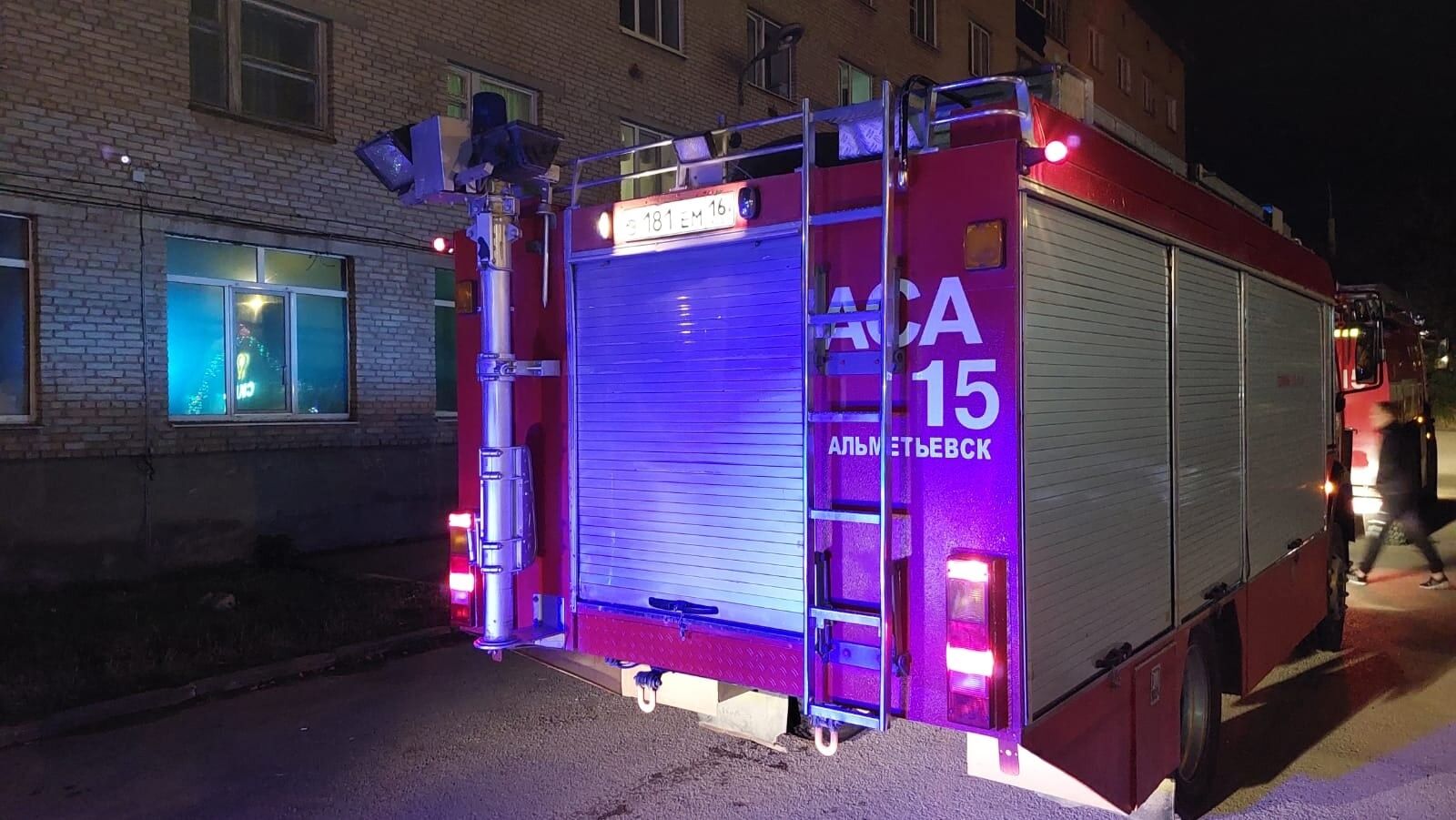 В Альметьевске пожарные спасли мужчину из горящего подвала