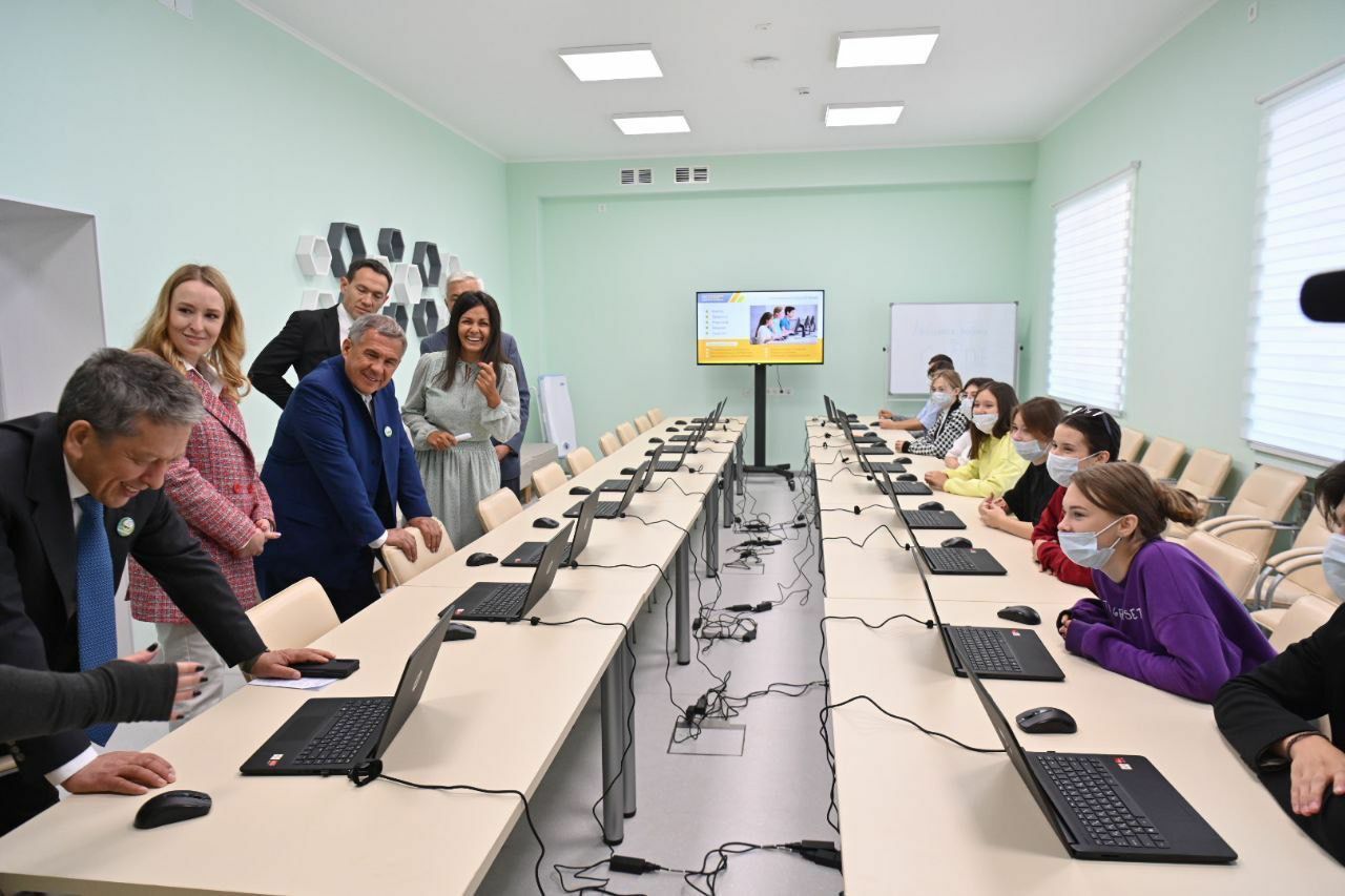 Рустам Минниханов в Альметьевске посетил Центр психологической поддержки молодежи «Нур» после капремонта