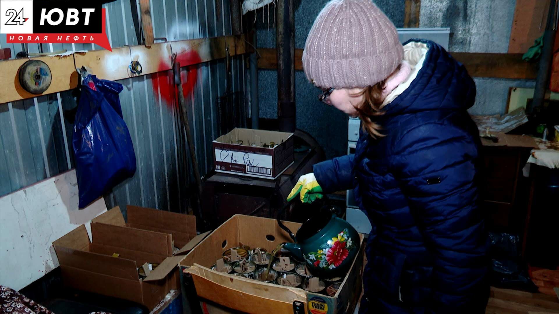 Жительницы Альметьевского района делают блиндажные свечи
