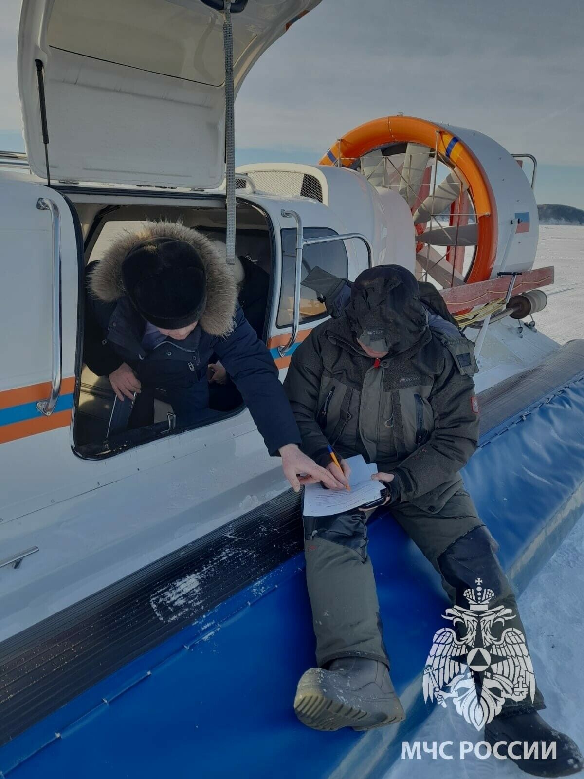Инспекторы ГИМС оштрафовали водителя, который ехал по льду Волги у Камского Устья