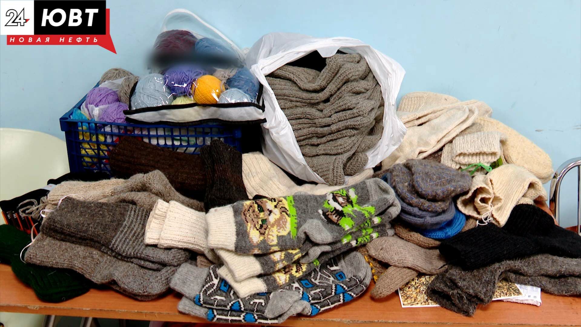 В Альметьевске волонтеры скупили всю шерстяную пряжу для вязания носков бойцам